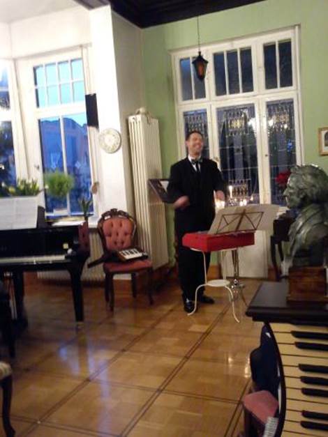 Peter Stilger am Toy Piano